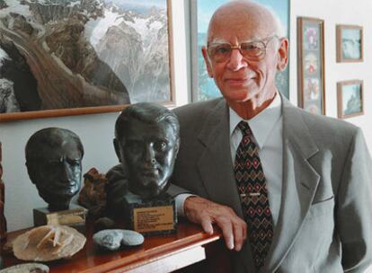 Ernst Stuhlinger, junto a un busto de Von Braun, en 1997.