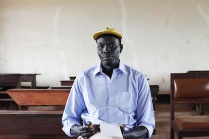 Othow Nyigwo, un antiguo educador de Gambella sentado en la escuela del campo de refugiados de Gorom.