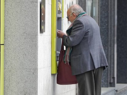 La banca lanza servicios para limitar las salidas de los mayores