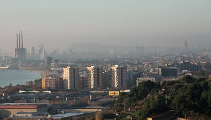 Barcelona coberta per una capa de contaminació.