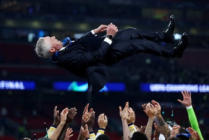 Los jugadores del Real Madrid mantean a su entrenador, Carlo Ancelotti, tras conseguir la decimoquinta Champions.