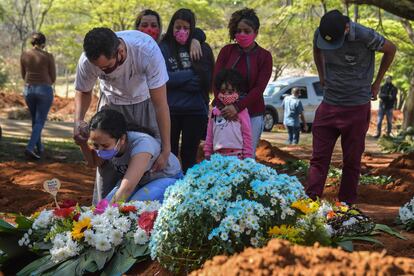 Familiares durante un funeral en el cementerio de Vila Formosa, en São Paulo.