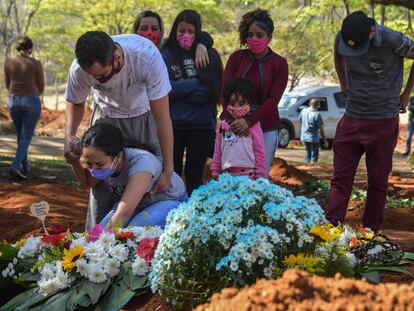 Familiares durante un funeral en el cementerio de Vila Formosa, en São Paulo.