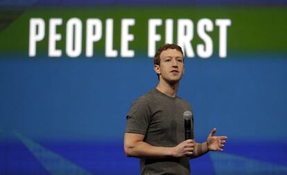 Cada &#039;me gusta&#039; en Facebook es una pista que las m&aacute;quinas pueden recopilar para determinar la personalidad. En la imagen, Mark Zuckerberg durante una conferencia de Facebook en abril pasado.
