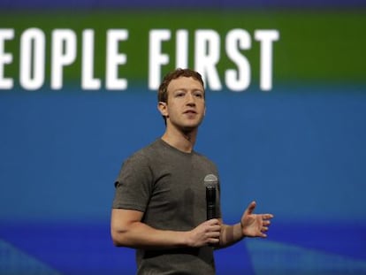 Cada &#039;me gusta&#039; en Facebook es una pista que las m&aacute;quinas pueden recopilar para determinar la personalidad. En la imagen, Mark Zuckerberg durante una conferencia de Facebook en abril pasado.