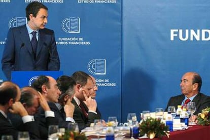 El presidente del Santander, Emilio Botín (a la derecha), varios altos cargos de la Administración y otros empresarios escuchan a Zapatero.