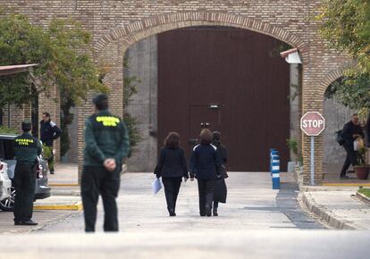 La interna ha facilitado a los servicios administrativos de la cárcel dos listas con los familiares y amigos con los que quiere contactar telefónicamente cuando tenga permiso y a los que autoriza a visitarla de forma física en la prisión.