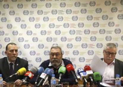 Los secretarios generales de CCOO y UGT, Ignacio Fernández Toxo (d) y Cándido Méndez (c), y el director de la Oficina de la OIT, Joaquín Nieto, durante la presentación hoy de una reclamación ante la Organización Internacional del Trabajo contra el Gobierno de España por vulneración de derechos relacionados con la fijación de salario mínimo, garantizados por esa organización internacional.