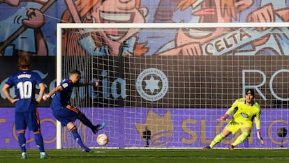 Benzema marca de penalti el gol del triunfo del Madrid ante el Celta. Reuters