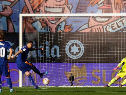 Benzema marca de penalti el gol del triunfo del Madrid ante el Celta. Reuters