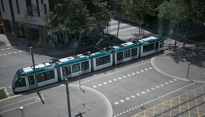 Un tramvia circula per l'avinguda Diagonal.