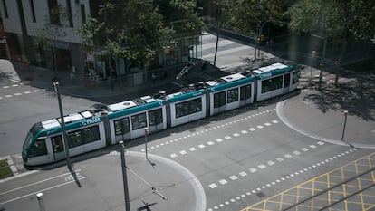 Un tranvía circula por la avenida Diagonal.