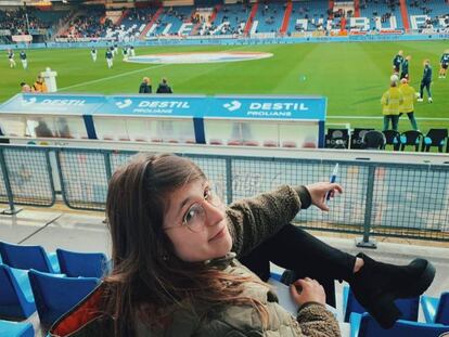 La ojeadora del RCD Espanyol de Barcelona, Andrea C. Orts, en las gradas del estadio del Willem II holandés.