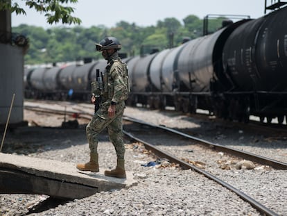 Elementos de la Secretaría de Marina custodian las vías de Ferrosur en Coatzacoalcos, el 20 de mayo de 2023.