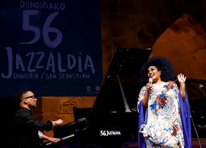 Los cubanos Gonzalo Rubalcaba y Aymee Nuviola, durante su actuación el jueves en la segunda jornada del Festival de Jazz de San Sebastián. 