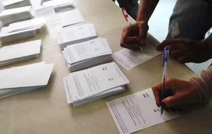 Papeletas en un centro de votaciones en Barcelona.