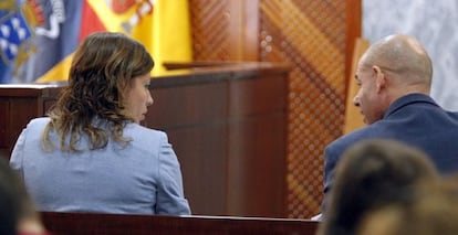 Fernando Torres Baena y su pareja, María José González, durante la sesión de este jueves del juicio por el 'caso Kárate'.