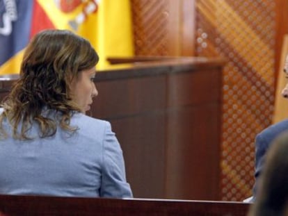 Fernando Torres Baena y su pareja, María José González, durante la sesión de este jueves del juicio por el 'caso Kárate'.