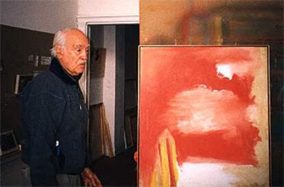 El pintor Esteban Vicente, en su estudio de Nueva York en 1998.