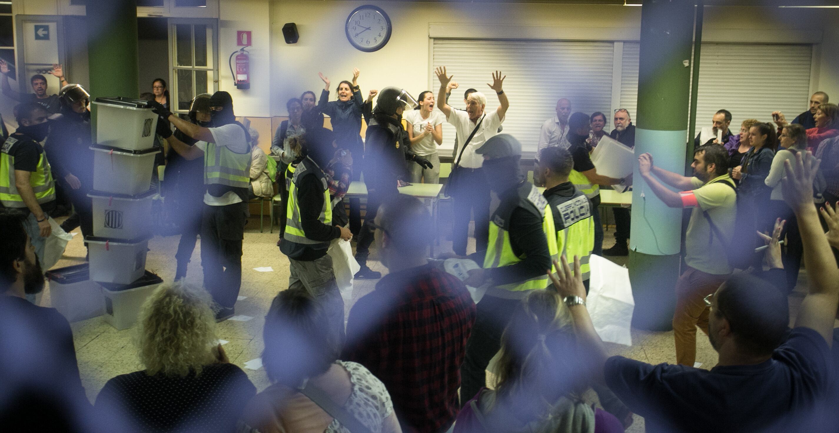 Agentes de la Policía Nacional incautan las urnas en el colegio Ramón Llull de Barcelona, el 1 de octubre de 2017.