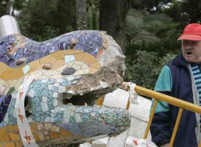 El dragón del Parque Güell, dañado.