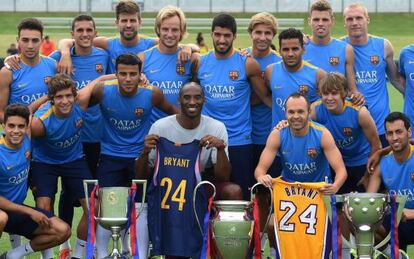 Kobe Bryant junto a la plantilla del Barcelona.