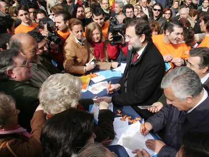 El president del PP, Mariano Rajoy, recollint firmes contra l'Estatut el 2006 a Sevilla.