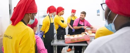 El chef Rafael Cordón, durante una de sus clases en la Nave 14 de Uninico en Madrid.