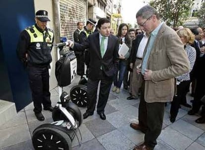 Gallardón, a la derecha, y Pedro Calvo observan uno de los nuevos biciclos eléctricos.