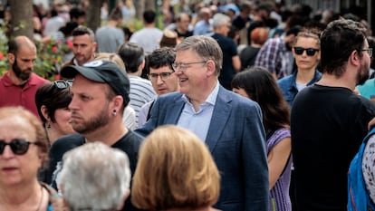 El president de la Generalitat, Ximo Puig, durante su visita el sábado a la Fira del Llibre de Valencia.