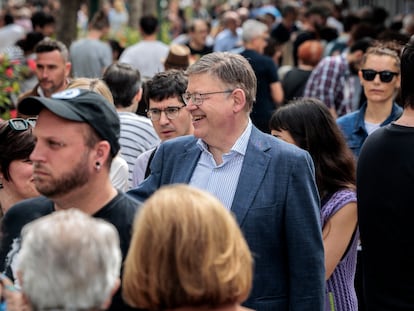 El president de la Generalitat, Ximo Puig, durante su visita el sábado a la Fira del Llibre de Valencia.