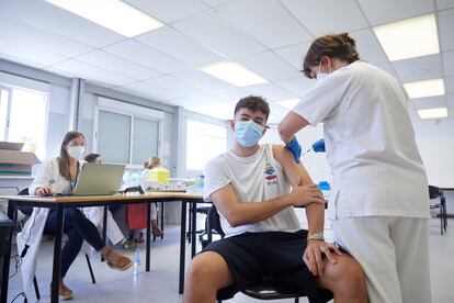 Un joven se vacuna en el centro de vacunación habilitado en la Universidad de Girona.