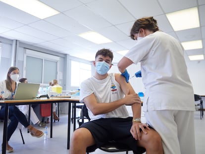 Un joven se vacuna en un centro sin cita previa en la Universidad de Girona este martes.