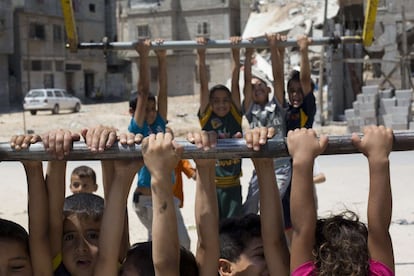 Niños palestinos juegan en una calle de la ciudad de Beit Hanun, al norte de Gaza (Palestina).
