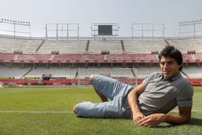 Perotti posa sobre el césped del estadio Sánchez Pizjuán tras el entrenamiento de ayer.