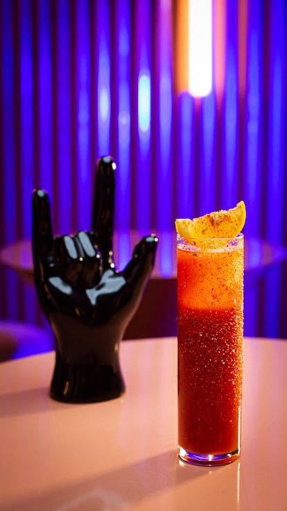 En la coctelería sevillana Naked and Famous, el jengibre es clave en su Bloody Naked, en el que forma parte de una salsa inspirada en la cocina japonesa y mexicana. Camila Giraldi destaca cómo ese toque, entre picante y cítrico, transforma el clásico Bloody Mary: “Entre sus ingredientes, además tiene soja, tamarindo y azúcar”.