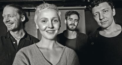 Laura Marling rodeada de los componentes de su banda. 