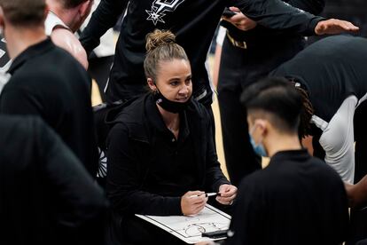 Becky Hammon da instrucciones a los jugadores de los Spurs durante un tiempo muerto.