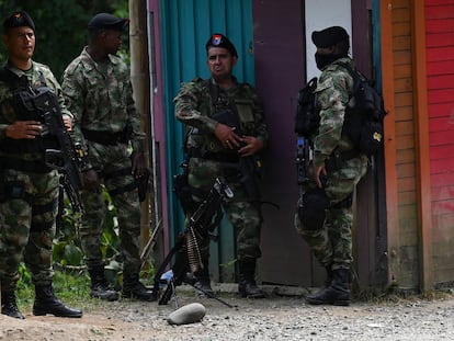 Soldados hacen guardia cerca al lugar donde fue asesinado un minero, en la vereda Piedras Blancas, Valle del Cauca, el 22 de junio de 2023.