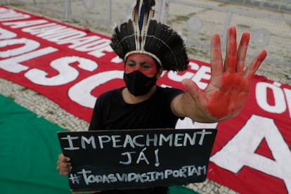 Manifestante protesta contra o presidente Jair Bolsonaro na frente do Planalto, no último sábado.