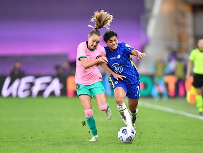 La azulgrana Graham Hansen disputa un balón con Jessica Carter durante la final de la Champions League.