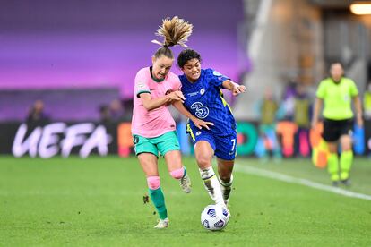 La azulgrana Graham Hansen disputa un balón con Jessica Carter durante la final de la Champions League.