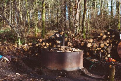 Recipiente en el que se recalienta 
la madera hasta convertirse 
en carbón vegetal.
