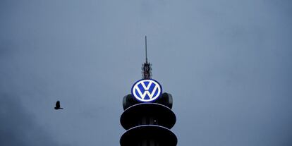 Un pájaro vuela junto al logotipo de la Torre VW en Hanover.