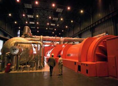 Sala de turbinas de la central nuclear de Almaraz (Cáceres).