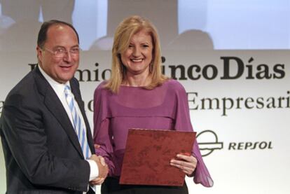 Carlos Moro, presidente de Matarromera, recibe el premio de manos de Arianna Huffington.
