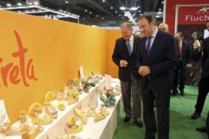 El presidente de La Rioja, Pedro Sanz (d), durante su visita al XXX Salón Internacional de Calzado y Artículos de Piel "Modacalzado+Iberpiel" que presenta en Madrid las tendencias de la temporada primavera-verano 2013.