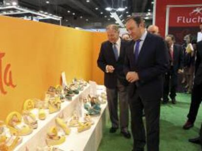 El presidente de La Rioja, Pedro Sanz (d), durante su visita al XXX Salón Internacional de Calzado y Artículos de Piel "Modacalzado+Iberpiel" que presenta en Madrid las tendencias de la temporada primavera-verano 2013.