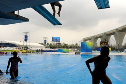 Entrenamiento de salto de trampolín en los días previos a que empiece el Mundial de Natación en Shanghái.