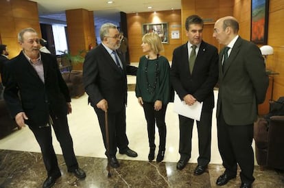 Carlos Urquijo, primero a la derecha, habla con Ignacio Cosidó, en San Sebastián.